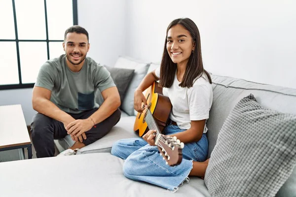 Jeune Couple Latin Jouant Guitare Classique Assis Sur Canapé Maison — Photo