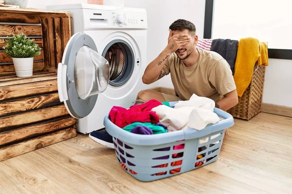 Jovem Homem Bonito Colocando Roupa Suja Máquina Lavar Roupa Sorrindo — Fotografia de Stock