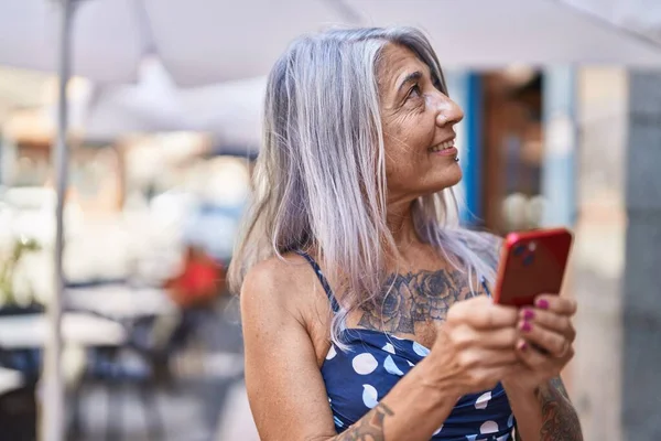 Middle Age Grey Haired Woman Smiling Confident Using Smartphone Street — Fotografia de Stock