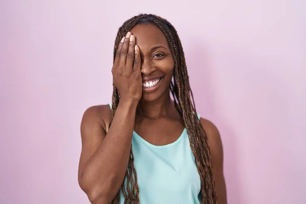 Africká Americká Žena Stojící Nad Růžovým Pozadím Zakrývající Jedno Oko — Stock fotografie