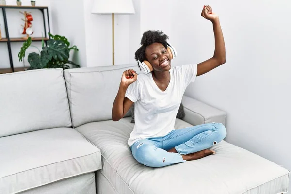 Jong Afrikaans Amerikaans Vrouw Glimlachen Zelfverzekerd Luisteren Naar Muziek Thuis — Stockfoto