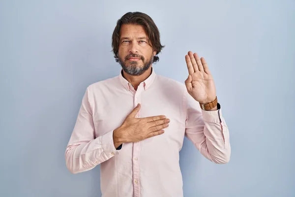 Przystojny Mężczyzna Średnim Wieku Ubrany Eleganckie Tło Koszuli Przeklinając Dłonią — Zdjęcie stockowe