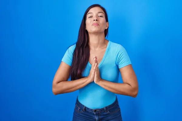 Mujer Hispana Joven Pie Sobre Fondo Azul Mendigando Orando Con — Foto de Stock