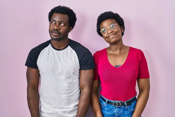 Pasangan Muda African American Berdiri Atas Latar Belakang Merah Muda — Stok Foto