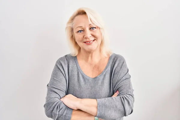 Žena Středního Věku Běloška Stojí Nad Bílým Pozadím Usmívá Zkříženýma — Stock fotografie