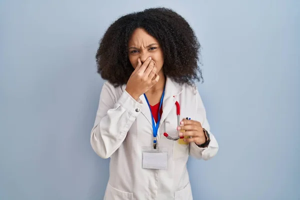 Ung Afrikansk Amerikansk Kvinna Klädd Läkaruniform Och Stetoskop Luktar Något — Stockfoto