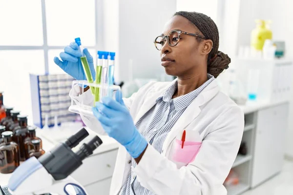 Mujer Científica Afroamericana Sosteniendo Tubos Ensayo Laboratorio —  Fotos de Stock