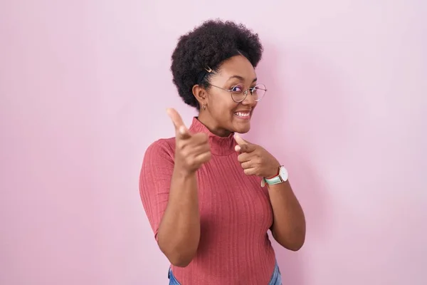 Красивая Африканская Женщина Вьющимися Волосами Стоящая Розовом Фоне Указывая Пальцами — стоковое фото