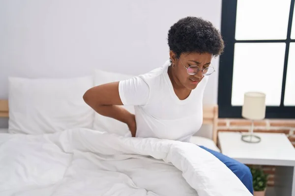 Afrikansk Amerikansk Kvinna Som Lider För Knäskada Sittande Sängen Sovrummet — Stockfoto
