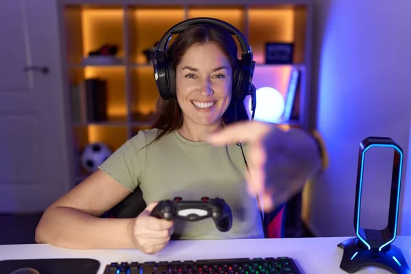 Schöne Brünette Frau Die Videospiele Spielt Kopfhörer Trägt Und Freundlich — Stockfoto