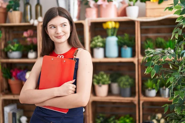 Ung Kaukasisk Kvinna Florist Ler Säker Innehav Urklipp Florist — Stockfoto