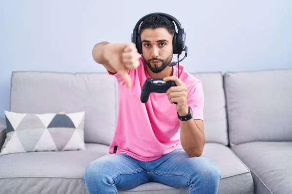 Hispanischer Junger Mann Der Videospiel Spielt Und Einen Controller Hält — Stockfoto