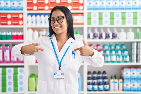 Mulher Hispânica Trabalhando Farmácia Farmácia Olhando Confiante Com Sorriso Rosto — Fotografia de Stock