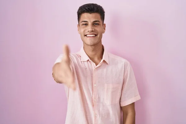 Homem Hispânico Jovem Sobre Fundo Rosa Sorrindo Amigável Oferecendo Aperto — Fotografia de Stock