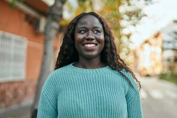 Ung Afrikansk Kvinna Ler Glad Mot Staden — Stockfoto