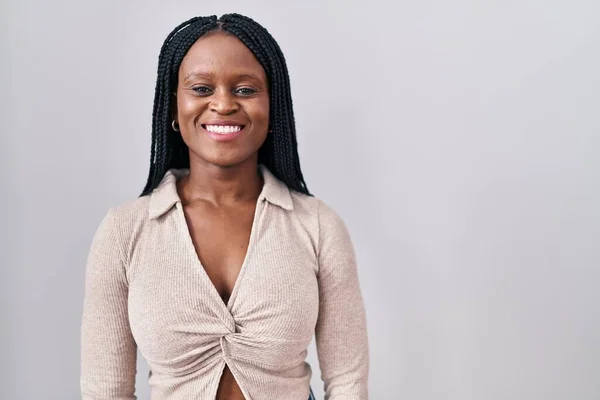 Африканская Женщина Косичками Белом Фоне Счастливой Прохладной Улыбкой Лице Счастливчик — стоковое фото