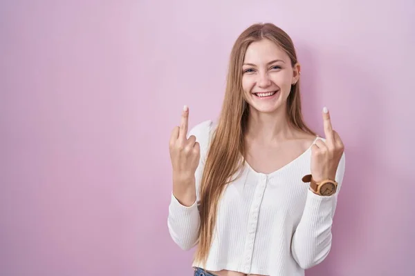 Young Caucasian Woman Standing Pink Background Showing Middle Finger Doing — Stock Photo, Image