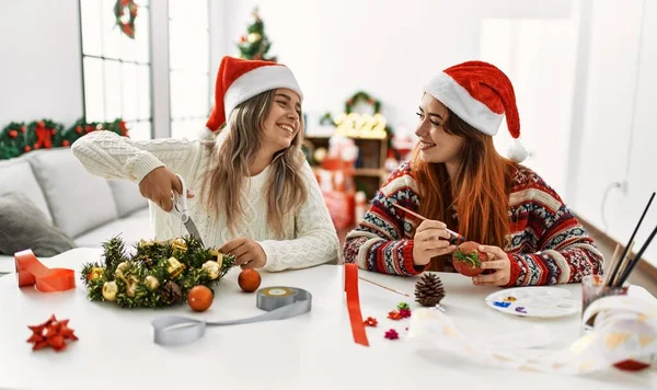 손으로 크리스마스 장식을 만드는 식탁에 — 스톡 사진