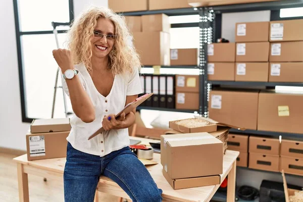 Middle Age Blonde Woman Working Small Business Ecommerce Screaming Proud — Stok fotoğraf