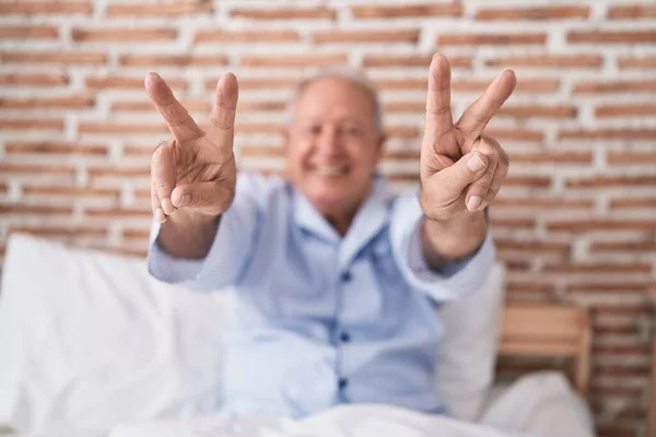Orta Yaşlı Kır Saçlı Zafer Jesti Yapan Bir Adam Yatak — Stok fotoğraf