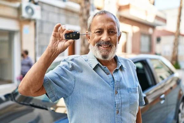 Homem Cabelos Grisalhos Sênior Sorrindo Confiante Segurando Chave Carro Novo — Fotografia de Stock