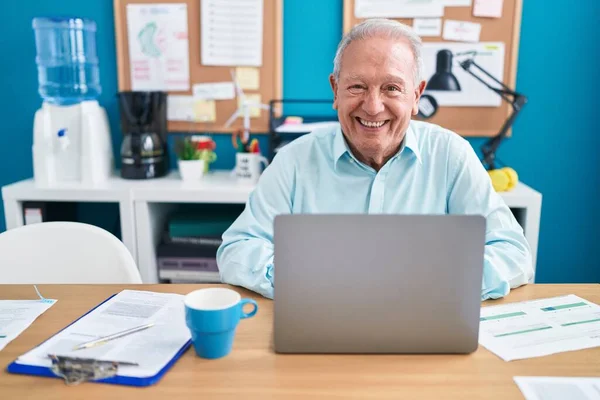 Középkorú Ősz Hajú Férfi Üzleti Dolgozó Laptoppal Dolgozik Irodában — Stock Fotó