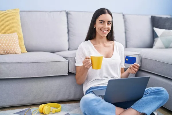 Young Hispanic Woman Using Laptop Credit Card Home — Stock fotografie