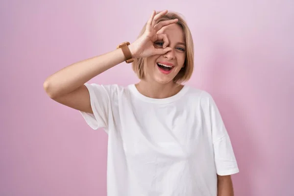 Young Caucasian Woman Standing Pink Background Doing Gesture Hand Smiling — Stok fotoğraf