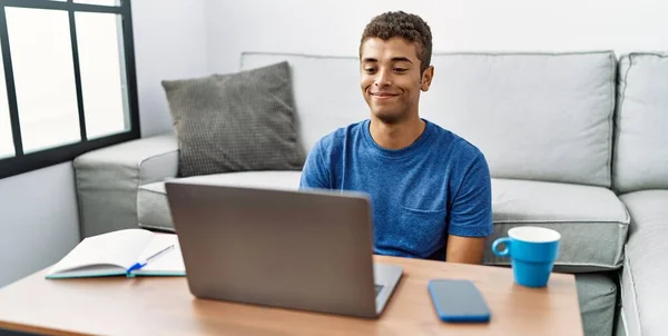 Junger Schöner Hispanischer Mann Sitzt Mit Laptop Auf Dem Boden — Stockfoto