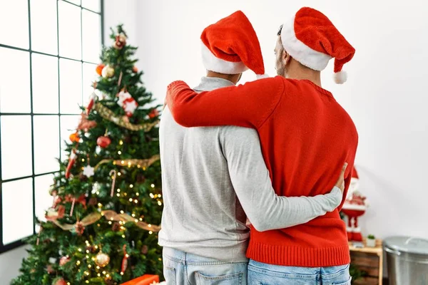 Spanyol Erkek Arka Planda Birbirlerine Sarılıyorlar Noel Ağacının Yanında Duruyorlar — Stok fotoğraf
