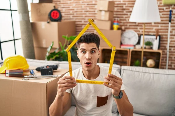 Jonge Spaanse Man Verhuist Naar Een Nieuw Huis Bang Geschokt — Stockfoto