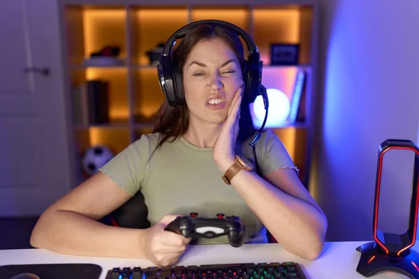 Όμορφη Μελαχρινή Γυναίκα Παίζει Βιντεοπαιχνίδια Φορώντας Ακουστικά Αγγίζοντας Στόμα Χέρι — Φωτογραφία Αρχείου