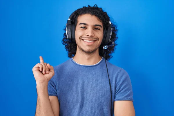 Ισπανόφωνος Άνδρας Σγουρά Μαλλιά Ακούγοντας Μουσική Χρησιμοποιώντας Ακουστικά Ένα Μεγάλο — Φωτογραφία Αρχείου
