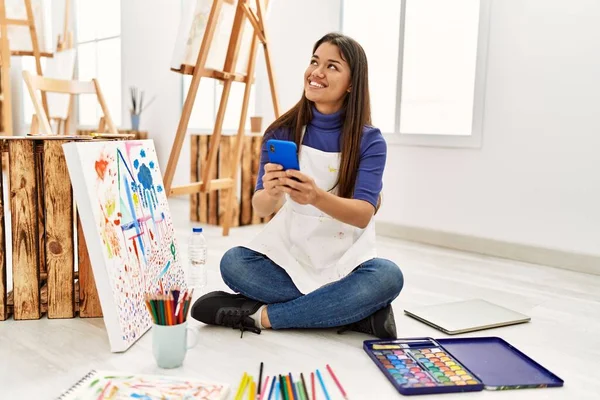 Young Latin Woman Using Smartphone Sitting Floor Art Studio — Stock Photo, Image
