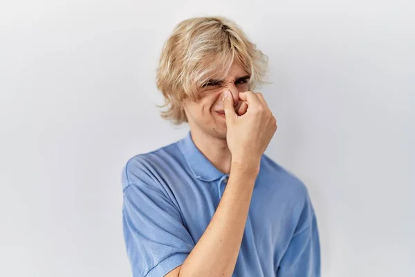 Young Modern Man Standing Isolated Background Smelling Something Stinky Disgusting — Stockfoto