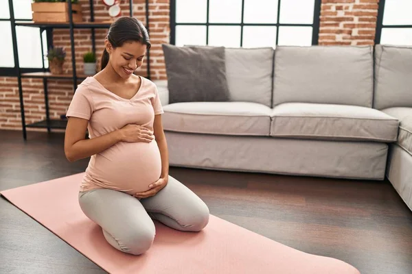 Jong Latin Vrouw Zwanger Glimlachen Zelfverzekerd Aanraken Buik Thuis — Stockfoto