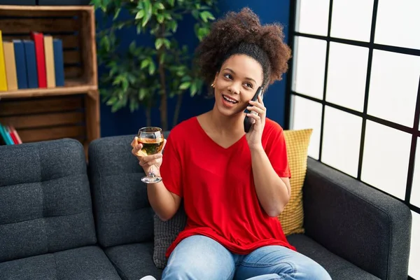 Joven Mujer Afroamericana Hablando Teléfono Inteligente Bebiendo Champán Casa — Foto de Stock