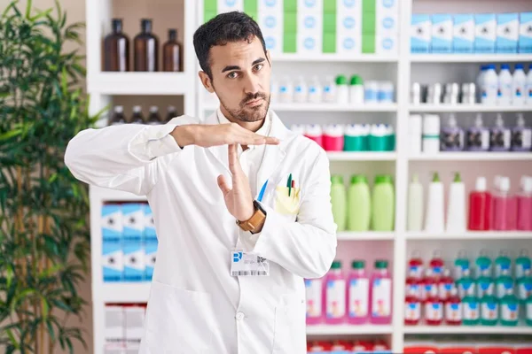 Красивый Латиноамериканец Работающий Аптеке Отбывает Срок Жестом Руками Расстроенным Серьезным — стоковое фото