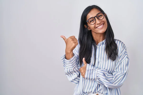 Young Hispanic Woman Wearing Glasses Pointing Back Hand Thumbs Smiling — Stok fotoğraf