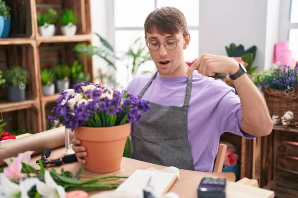 Homem Loiro Caucasiano Trabalhando Florista Loja Apontando Para Baixo Com — Fotografia de Stock