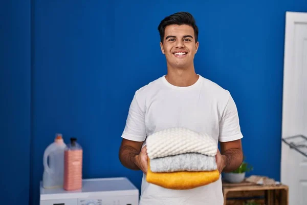 Jonge Spaanse Man Glimlacht Vol Vertrouwen Met Gevouwen Kleren Wasruimte — Stockfoto