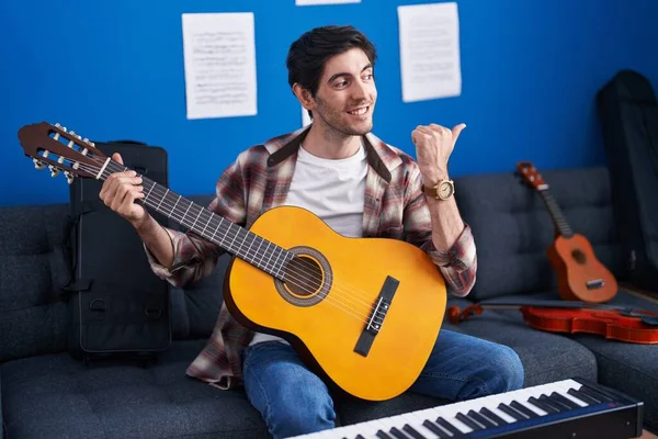 Latin Kökenli Genç Adam Müzik Stüdyosunda Klasik Gitar Çalıyor Parmağını — Stok fotoğraf