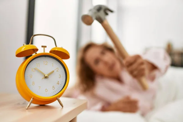 Middelbare Leeftijd Blanke Vrouw Uitschakelen Wekker Met Behulp Van Hamer — Stockfoto