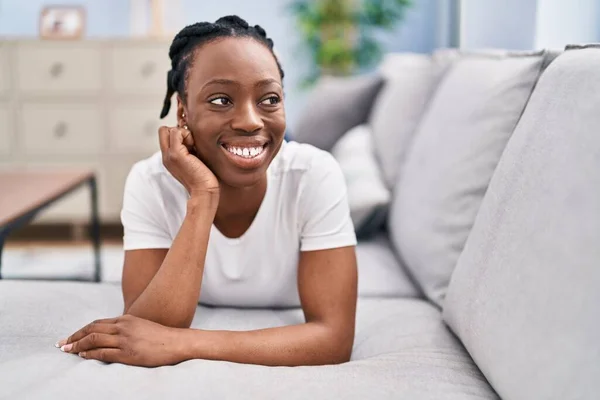 アフリカ系アメリカ人女性は自信を持ってソファの上に横になる — ストック写真