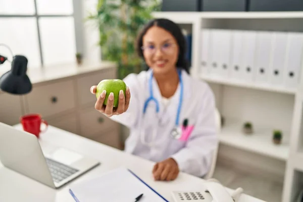 Young Latin Woman Wearing Doctor Uniform Holding Apple Clinic — Stock Photo, Image