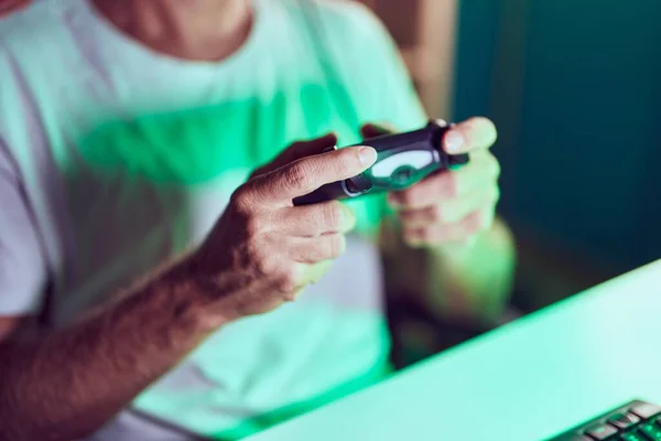 Genç Sarışın Adam Oyun Odasında Joystick Kullanarak Video Oyunu Oynuyor — Stok fotoğraf