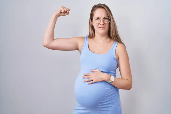 Genç Hamile Bir Kadın Beyaz Arka Planda Duruyor Güçlü Biri — Stok fotoğraf