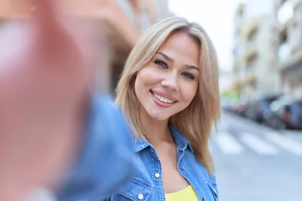 Giovane Donna Bionda Sorridente Fiducioso Facendo Selfie Dalla Fotocamera Strada — Foto Stock