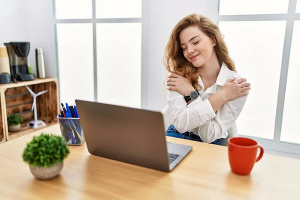 Young Caucasian Woman Working Office Using Computer Laptop Hugging Oneself — Stock Photo, Image