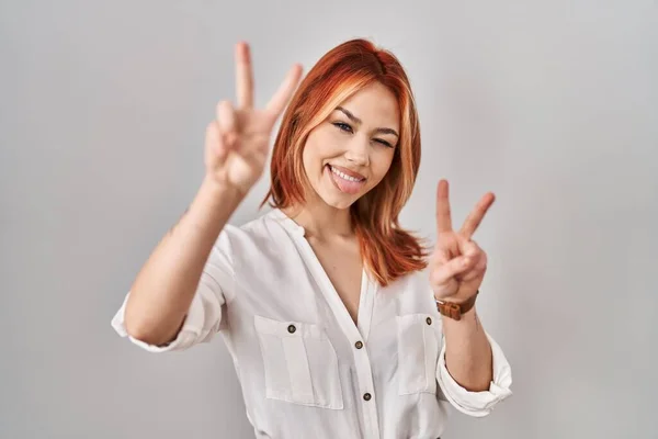 Junge Kaukasische Frau Die Vor Isoliertem Hintergrund Steht Lächelt Mit — Stockfoto